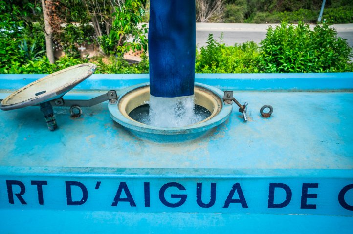 Carga de agua en el deposito cisterna de Aguas Na Taconera