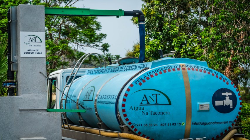 Detalle carga de agua en el deposito cisterna de Aguas NA Taconera